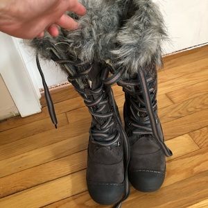 New Muk luk snow boots never worn